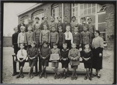 Priester Poppeschool Elversele tweede graad ca. 1935