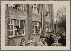 Priester Poppeschool Elversele spelende kleuters ca. 1959