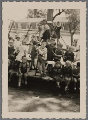 Priester Poppeschool Elversele kleuterklas op uitstap ca. 1960