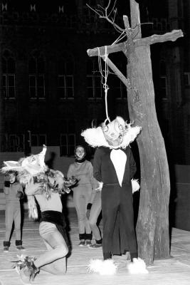 Reynaertspel 1973, scène Tibeert de kater in de val
