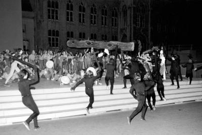 Reynaertspel 1973, scène klopjacht op Bruin de Beer