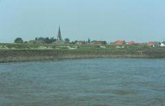 Zicht op Doel vanaf de veerboot