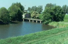 Gracht en toegangsbrug van het fort Liefkenshoek