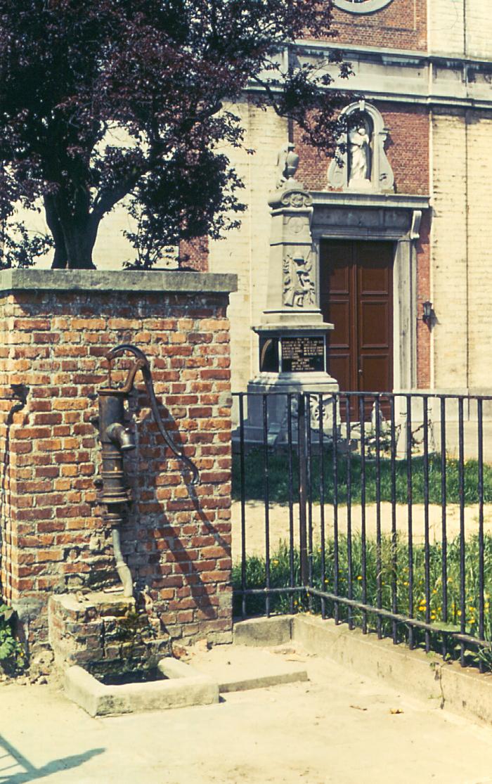 Waterpomp aan de kerk van Doel