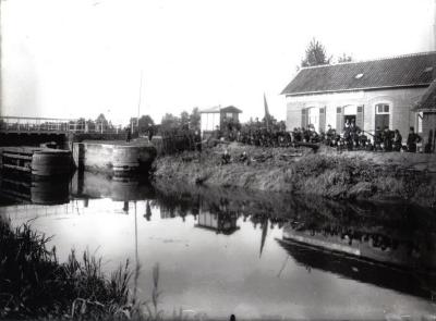 Burgerwacht op de Daknambrug over de Durme