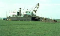 Baggerschuit midden in de polder