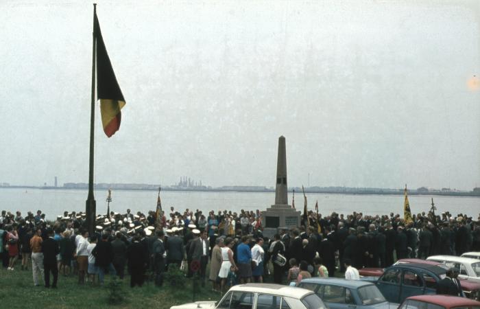 Bloemenhulde aan het Brits monument