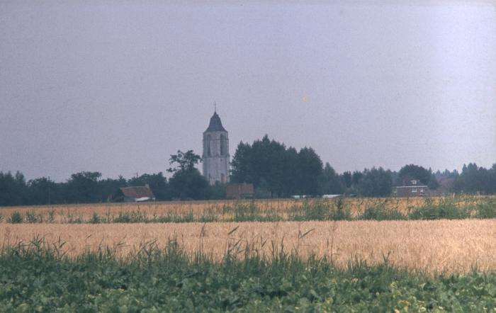 Zicht op de Sint-Laurentiuskerk in Verrebroek