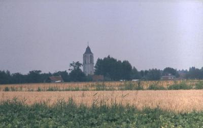 Zicht op de Sint-Laurentiuskerk in Verrebroek