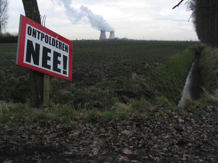 Protestbord tegen de ontpoldering