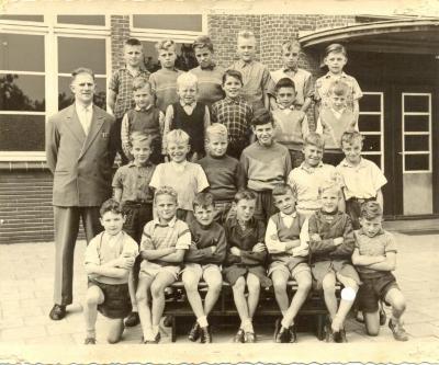 Klasfoto met meester Van Moeseke, Stedelijke Basisschool Spoele