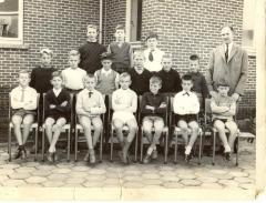 Klasfoto met meester Van Moeseke, Stedelijke Basisschool Spoele