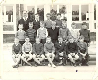 Klasfoto met meester Van Moeseke, Stedelijke Basisschool Spoele