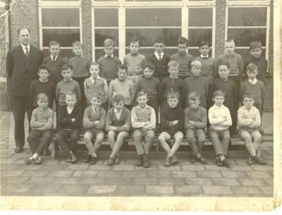 Klasfoto met meester Van Moeseke, Stedelijke Basisschool Spoele