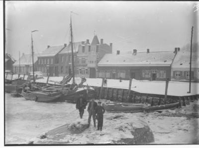 Ijsgang op de Schelde (3): mannen op dichtgevroren Schelde