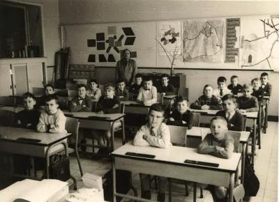 Klasfoto 3de-4de leerjaar Stedelijke Basisschool Spoele met meester Van Zele