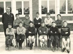 Klasfoto Stedelijke Basisschool Spoele met meester Julien Lerno