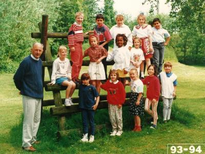 Klasfoto in het bos, Stedelijke Basisschool Spoele 1993-1994