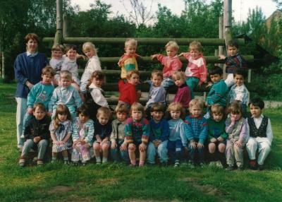 Klasfoto Stedelijke Basisschool Spoele met juf Patricia Bellens