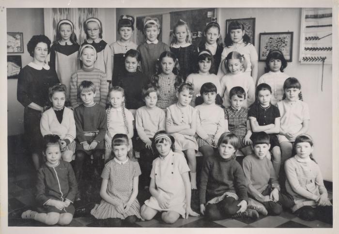 Klasfoto Stedelijke Basisschool Spoele met Monique Buysse