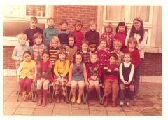 Klasfoto Stedelijke Basisschool Spoele met juf Nicole Van de Velde