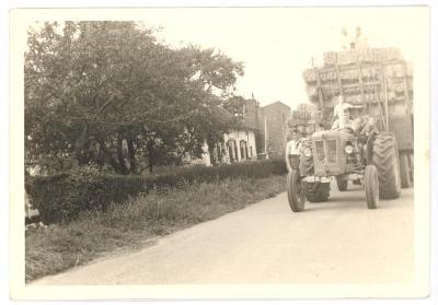 Tractor met oogstwagens op Oude Dijk te Kallo