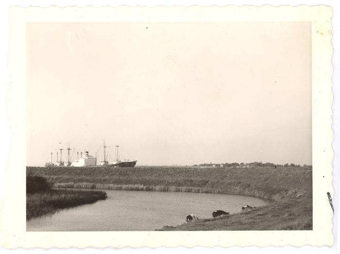 Schip bij fort Liefkenshoek