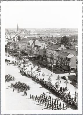 Militaire parade op de Grote Markt, Sint-Niklaas