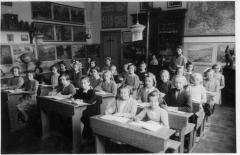 Klasfoto juffrouw Romanie Beirens meisjesschool Sinaai 1942 - 1943