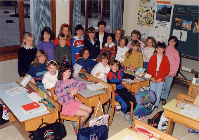 Klasfoto juffrouw Bea Van Mele meisjesschool Sinaai 1992 - 1993