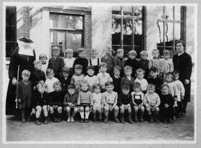 Klasfoto kleuterschool jongens Sinaai 1938