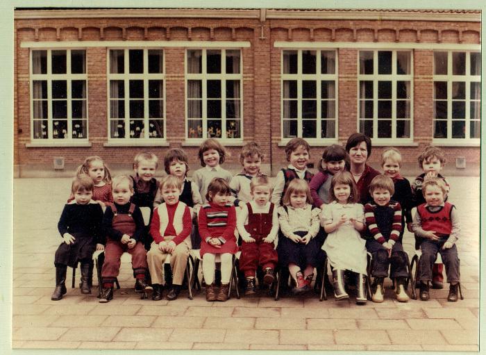 Klasfoto juffrouw Monique Aelgoed kleuters Sinaai 1980 - 1981