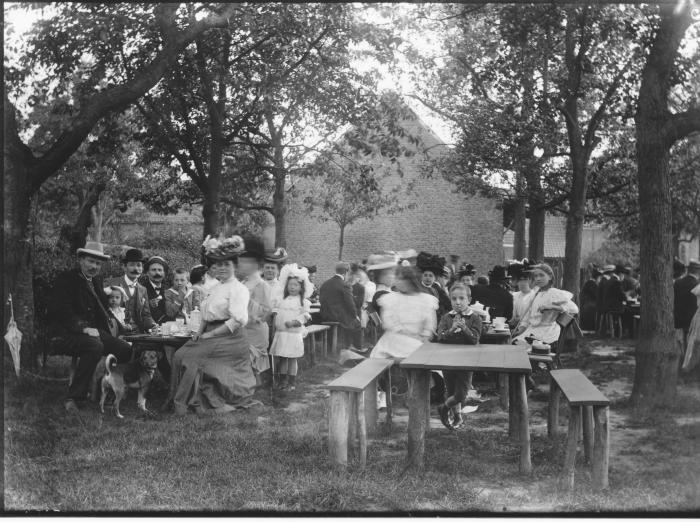 Café De Lusthof (3): groep klanten