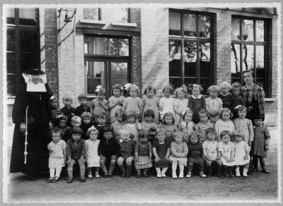 Klasfoto Zuster Lutgarde en juffrouw Anna Van den Broeck kleuters Sinaai