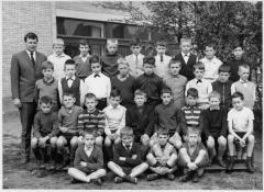 Klasfoto meester Etienne De Meester jongens Sinaai 1965 1966