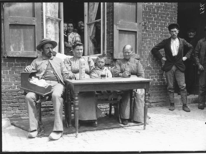 Buiten aan tafel in Burcht: arbeidersgezin