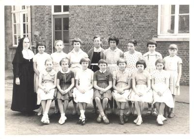 Priester Poppeschool, lagere meisjesschool : klasfoto uit 1959 - 1960