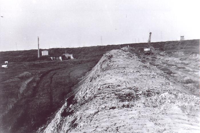 Opspuitingsdijk in de Kom te Kallo