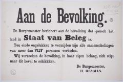 Staat van Beleg.  Samenscholingen van meer dan vijf personen zijn verboden   