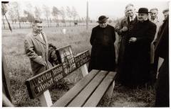 Broeder Alois en Jozef De Wilde bij de Reinaertbank in Nieuwnamen