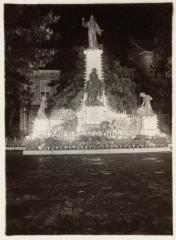 Het Rolliersmonument, feestelijk verlicht 