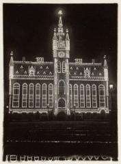 Het stadhuis van Sint-Niklaas, feestelijk verlicht 