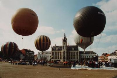Vredesfeesten: gasballons klaar voor vertrek
